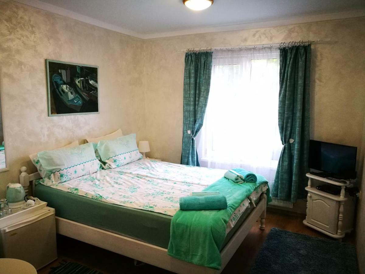 Paradise Hotel *